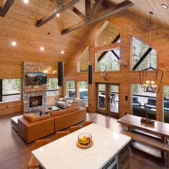 Luxury Duck Creek Cabin: Hot Tub, Game Room,