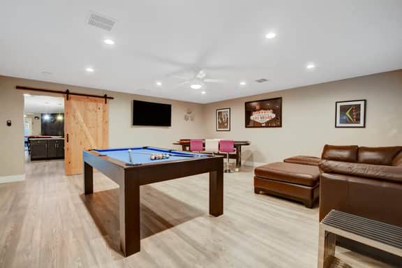 Close to Strip! Pool,  Spa,  Roulette Table,  Golf - Image 3